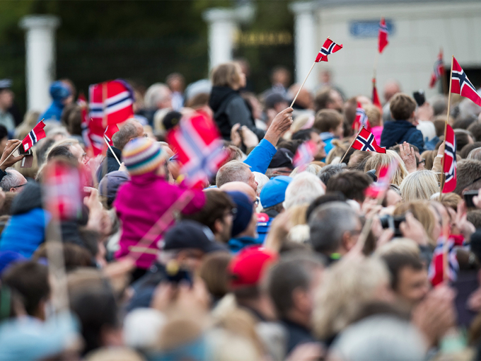 Mange ville synge bursdagssangen for Kongeparet. Foto: Jon Olav Nesvold / NTB scanpix